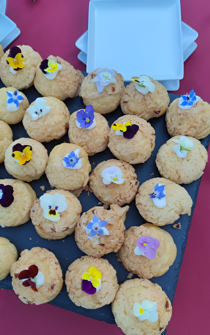Petits gâteaux salés aux fleurs comestibles colorées - Au Bon Sens des Mets
